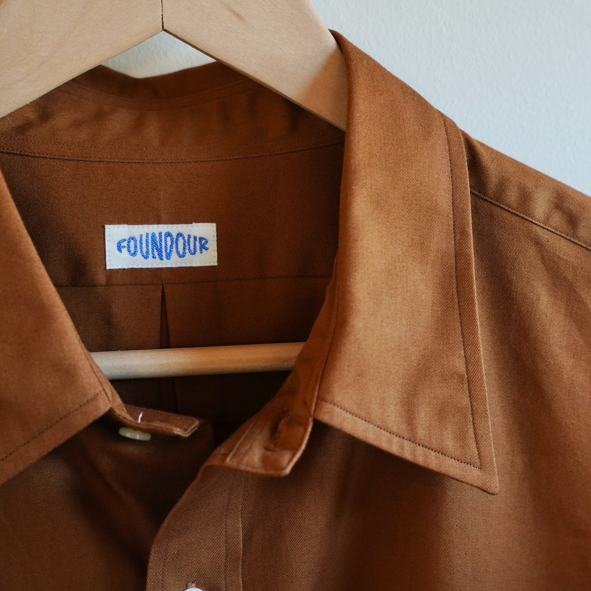 FOUNDOUR(ファウンダ) / REGULAR COLLAR SHIRT  MOCHA