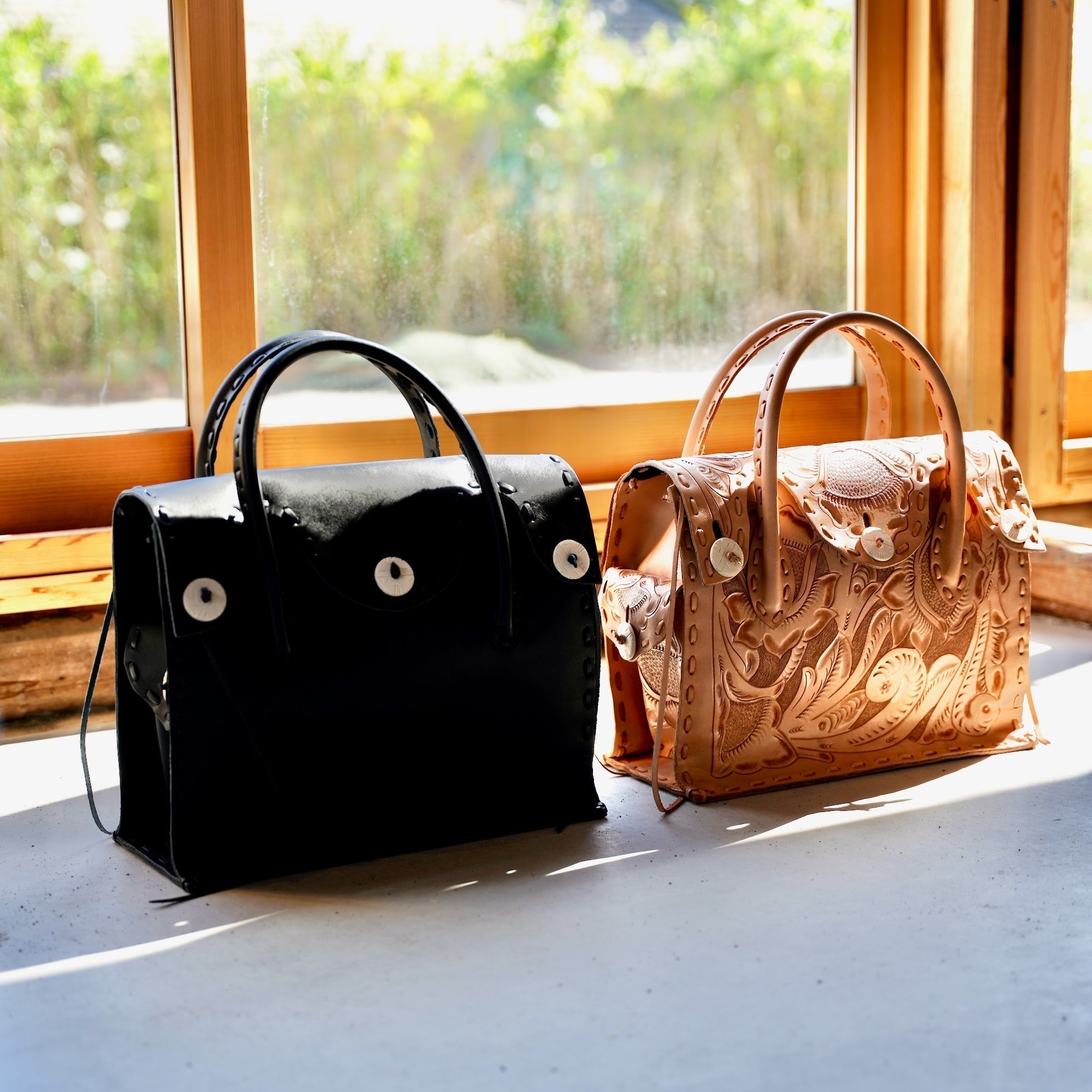 革に宿る  CHAMULA Western Stitch Carving Bag