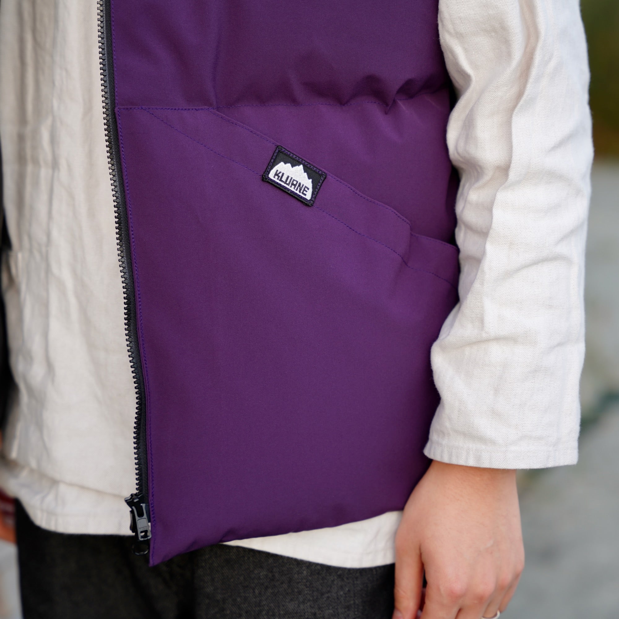 KLUANE MOUNTAINEERING / DOWN VEST (Western Yoke) – Violet – éhn