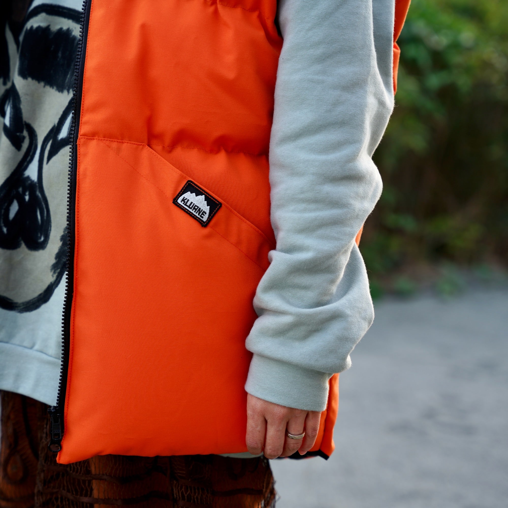 KLUANE MOUNTAINEERING / DOWN VEST(Western Yoke) – Bonfire