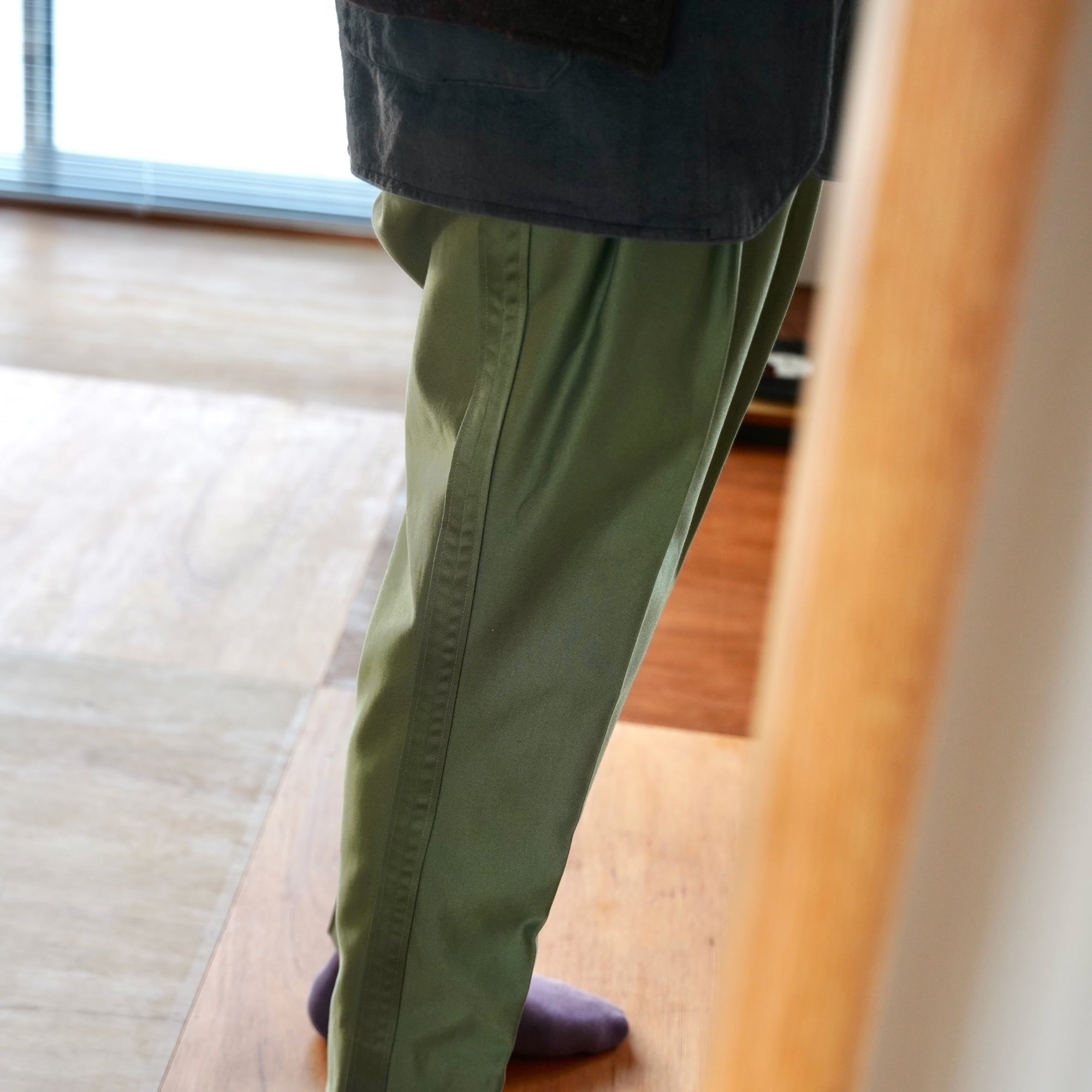 EESETT&Co / OUT SEAM TROUSERS "JOHNSTON" - OLI VE