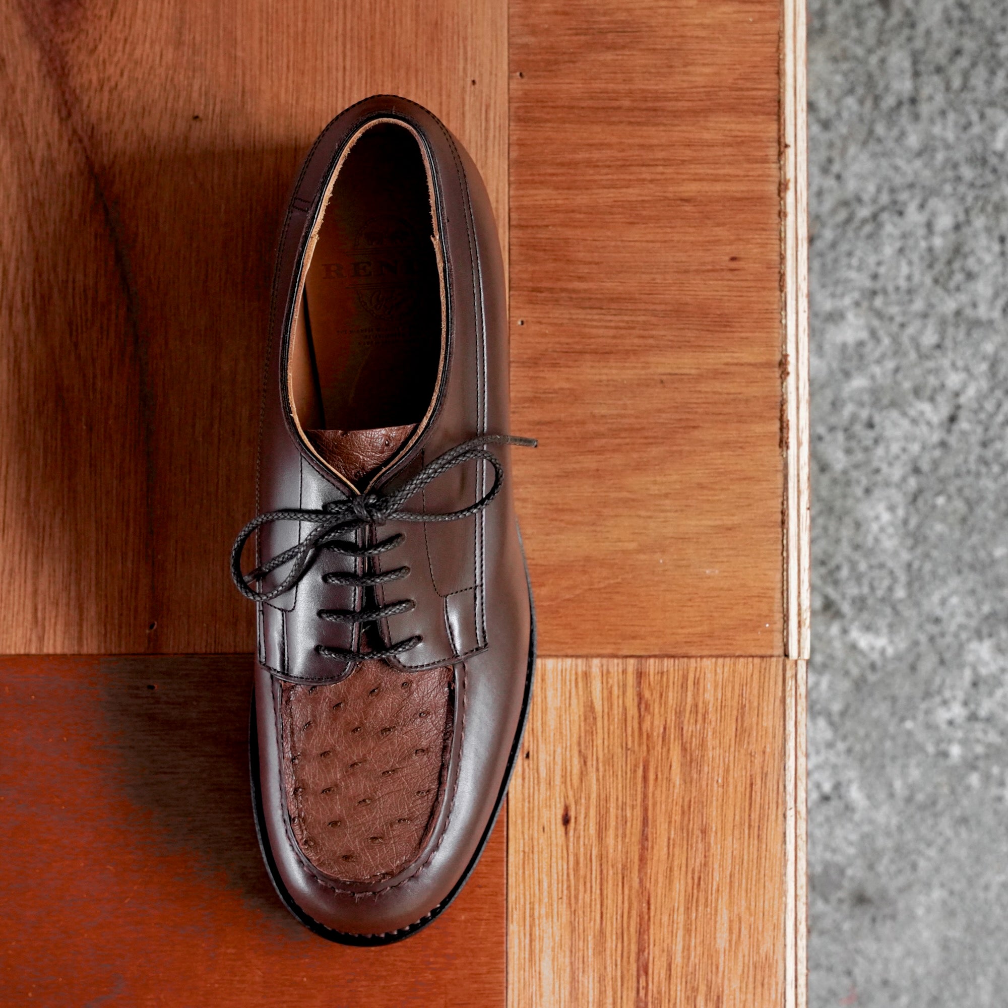 受注生産】RENDO × éhn / GB001 APRON FRONT DERBY(オーストリッチ