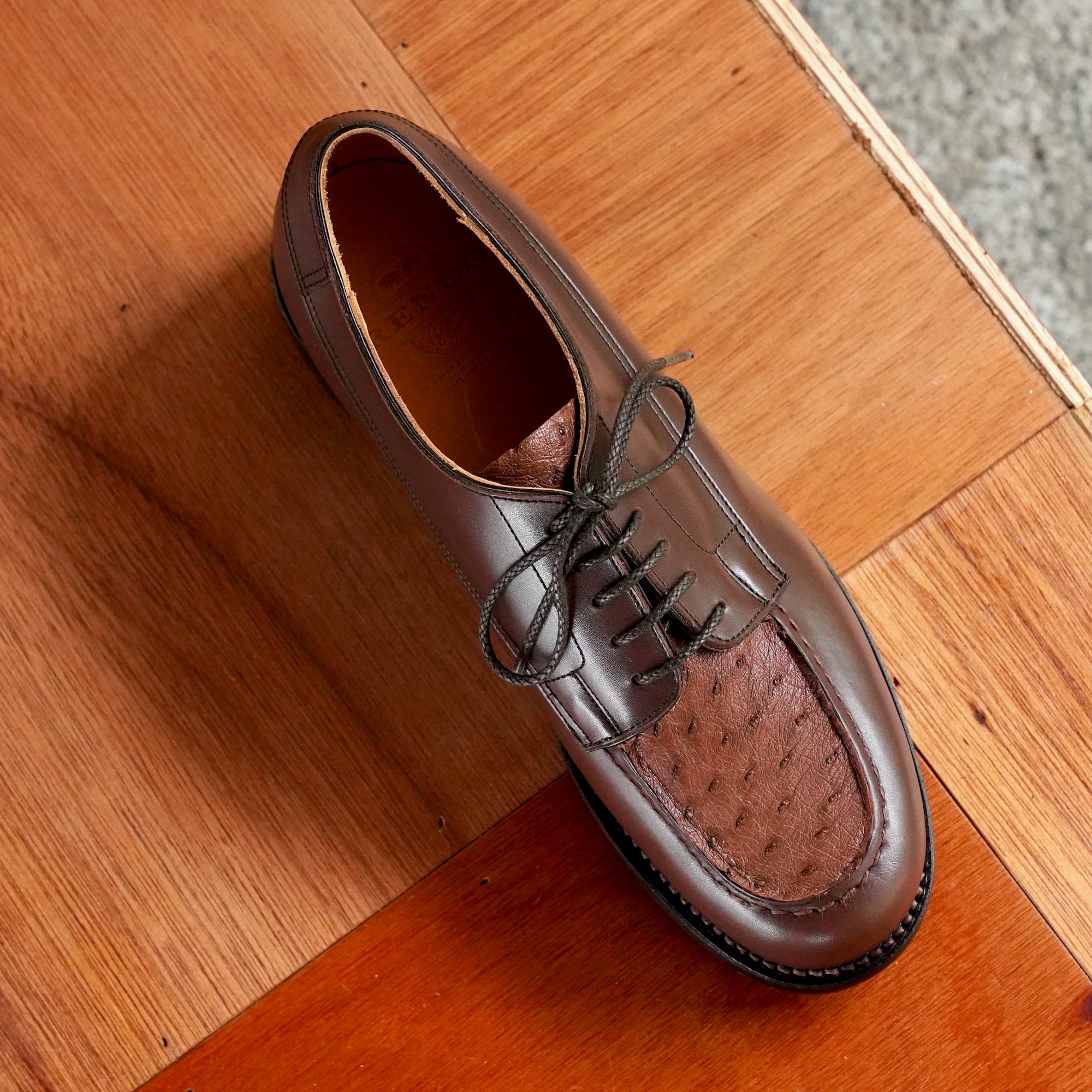受注生産】RENDO × éhn / GB001 APRON FRONT DERBY(オーストリッチ